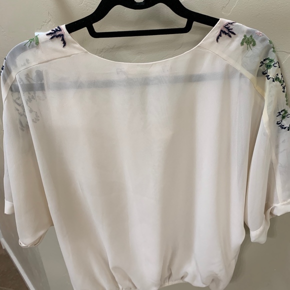 Chelsea and violet flowy blouse - Picture 4 of 6